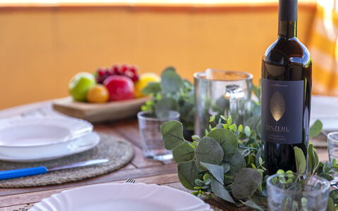 Ginepro: Tableware, Dishware, Bottle, Food, Serveware, Plate, Ingredient, Wine, Drinkware