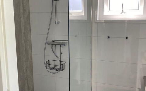 Retranchement 102: Plumbing Fixture, Shower Head, Shower Door, Window, Shower, Shower Panel, Bathroom, Building, Door