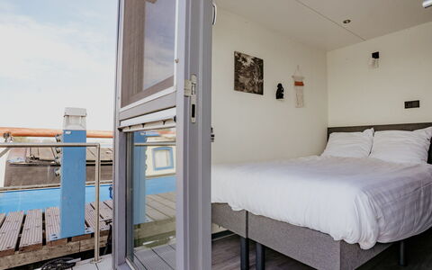 De Meerparel: Apartment, Daylighting, Balcony, Wood Stain, Plank, Aluminium