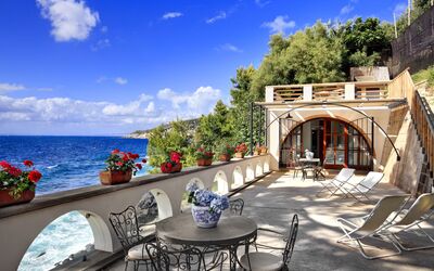 Appartamento Lobra: Sky, Cloud, Water, Property, Furniture, Plant, Blue, Flower, Chair, Azure