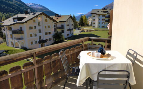 Chesa Arpschellas - Reis: Sky, Building, Furniture, Table, Daytime, Property, Chair, Window, Mountain, Wood