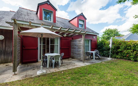 Saumur 649: Sky, Cloud, Window, Plant, Furniture, Building, House, Land Lot, Cottage, Grass