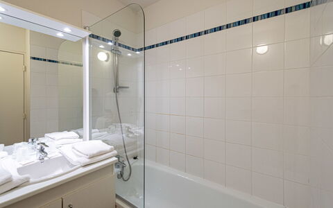 Saumur 649: Bathroom, Property, Room, Tile, Wall, Real Estate, Bathtub, Bathroom Accessory, Interior Design, Plumbing Fixture
