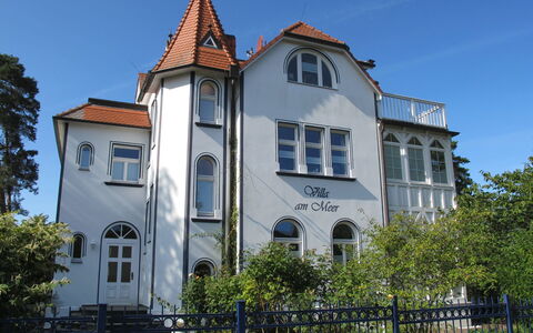 Villa am Meer: Sky, Building, Plant, Window, Tree, Fence, Tower, Facade, Landmark, Roof