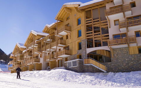 Les Orres 651: Sky, Building, Window, Snow, Freezing, Urban Design, Condominium, Slope, City, Landscape