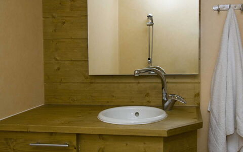 Les Orres 651: Tap, Mirror, Plumbing Fixture, Sink, Bathroom Sink, Bathroom, Rectangle, Wood, Floor