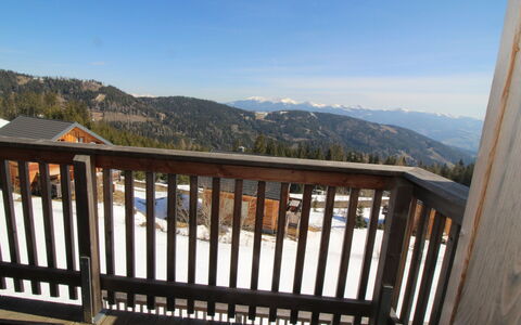 Klippitzrose: Sky, Property, Water, Mountain, Fence, Wood, Tree, Baluster, Wood Stain, Landscape