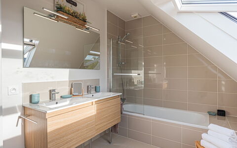 Le Ponant: Mirror, Tap, Plumbing Fixture, Property, Sink, Bathroom Sink, Building, Bathroom, Interior Design, Wood