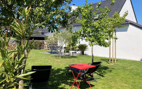 Le Ponant: Plant, Property, Building, Plant Community, Sky, Leaf, Shade, Tree, Land Lot, Vegetation