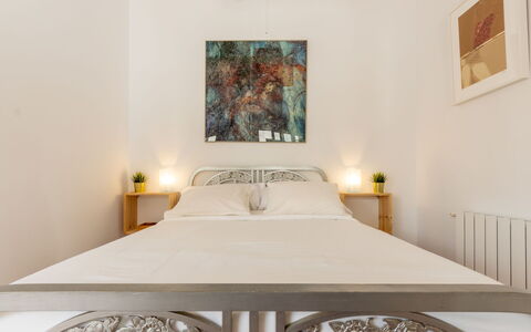Cal Juan: Property, Picture Frame, Wood, Textile, Interior Design, Flooring, Paint, Floor, Rectangle, Wall