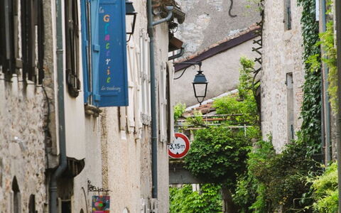 Cajarc 603: Plant, Property, Sky, Window, Infrastructure, Blue, Azure, Building, Architecture, Neighbourhood