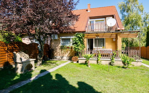 Kaiser: Plant, Building, Sky, Window, Tree, House, Land Lot, Cottage, Residential Area, Grass