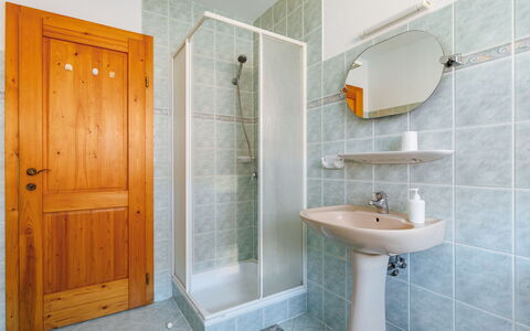 Renata: Mirror, Tap, Plumbing Fixture, Bathroom Sink, Property, Sink, Bathroom, Plant, Door