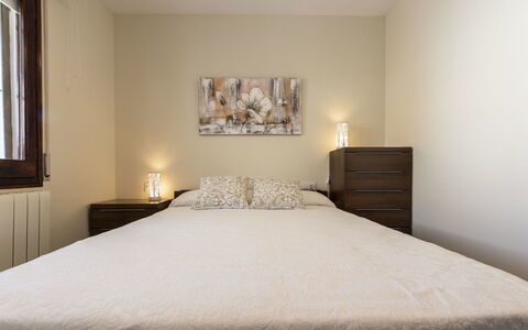 Aeris: Bed, Room, Lighting, Interior Design, Bedding, Property, Bedroom, Bed Sheet, Wall, Textile