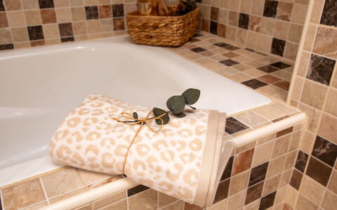Villa Monte Feliz: Bathtub, Property, Plumbing Fixture, White, Product, Rectangle, Black, Bathroom, Tap, Comfort