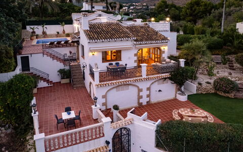 Villa Monte Feliz: Building, Plant, Tree, Window, Urban Design, House, Landscape, Neighbourhood, Residential Area, Real Estate