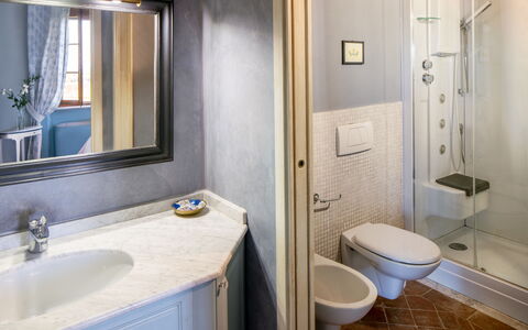 Villa Sole Del Chianti: Mirror, Sink, Property, Plumbing Fixture, Tap, Bathroom Sink, Blue, Toilet Seat, Bathroom, Purple