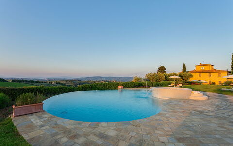 Villa Sole Del Chianti: Water, Sky, Water Resources, Daytime, Building, Plant, Azure, Swimming Pool, Architecture, Body Of Water