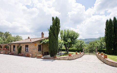 Cottage Capanna: Cloud, Sky, Plant, Building, Window, Tree, Road Surface, House, Land Lot, Landscape