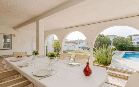 Residencia Marítima: Plant, Table, Property, Furniture, Building, Interior Design, Window, Shade, Chair, Houseplant