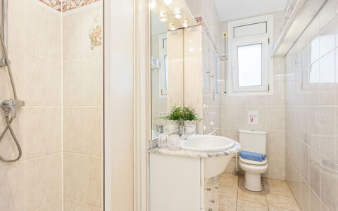 Residencia Marítima: Mirror, Plant, Plumbing Fixture, Property, Tap, Sink, Building, Bathroom, Bathroom Sink, Interior Design