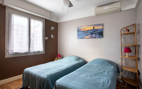 Le Cormoran: Furniture, Property, Window, Ceiling Fan, Comfort, Picture Frame, Wood, Textile, Interior Design, Lighting