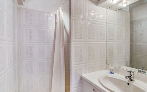 Grand Sud: Mirror, Plumbing Fixture, Sink, Property, Tap, Bathroom Sink, Bathroom, Wood, Interior Design, Bathroom Cabinet