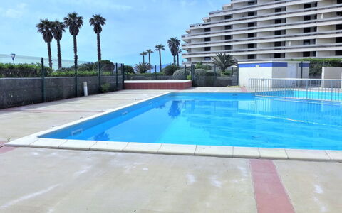 Grand Sud: Water, Sky, Building, Plant, Daytime, Cloud, Swimming Pool, Azure, Tree, Rectangle
