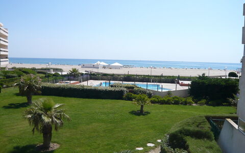 Canet-Plage 180: Sky, Plant, Water, Building, Land Lot, Urban Design, Coastal And Oceanic Landforms, Grass, Residential Area, Real Estate
