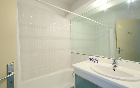 Canet-Plage 180: Bathroom, Property, Room, Tile, Wall, Architecture, Tap, Interior Design, Plumbing Fixture, Bathroom Accessory