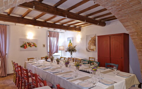 Borgo San Vincenti: Furniture, Table, Tablecloth, Dining Room, Tableware, Interior Design, Chair, Linens, Kitchen & Dining Room Table, Textile