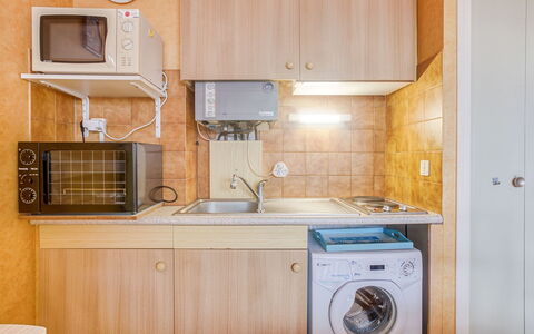 Résidence les Béniguets: Cabinetry, Kitchen Sink, Countertop, Sink, Property, Tap, Furniture, Kitchen Appliance, Plumbing Fixture, Home Appliance