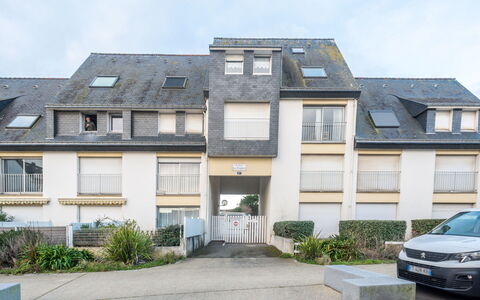 Résidence les Béniguets: Building, Sky, Plant, Window, Property, Vehicle, Cloud