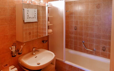 Alpetta: Brown, Tap, Plumbing Fixture, Sink, Bathroom Sink, Property, Mirror, Bathroom, Building, Purple