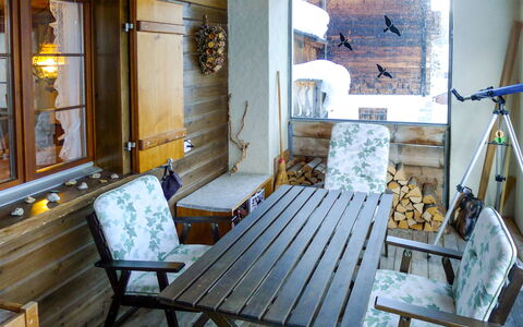 Alpetta: Picture Frame, Blue, Wood, Lighting, Interior Design, Building, Floor, Flooring, Hardwood, Real Estate