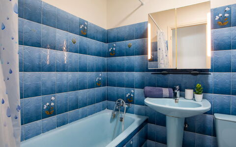 Les Voiliers: Mirror, Tap, Sink, Plumbing Fixture, Bathroom Sink, Blue, Azure, Building, Bathroom, Bathtub