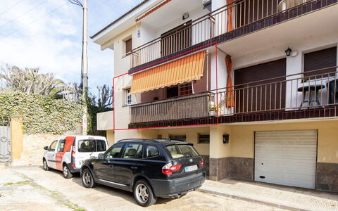 Vimar: Wheel, Car, Vehicle, Property, Sky, Cloud, Building
