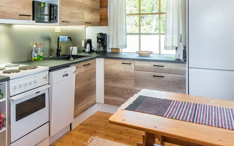 Vuosselin Kuukkeli: Kitchen, Kitchen Appliance, Countertop, Furniture, Major Appliance, Flooring, Interior Design, Wood, Cabinetry, Floor