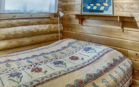 Vuosselin Kuukkeli: Wood, Floor, Interior Design, Bedroom, Room, Wood Stain, Linens, Ceiling, Bed Sheet, Hardwood
