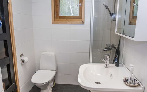 Vuosselin Kuukkeli: Toilet Seat, Bathroom, Plumbing Fixture, Toilet, Sink, Bathroom Sink, Flooring, Interior Design, Floor, Tap