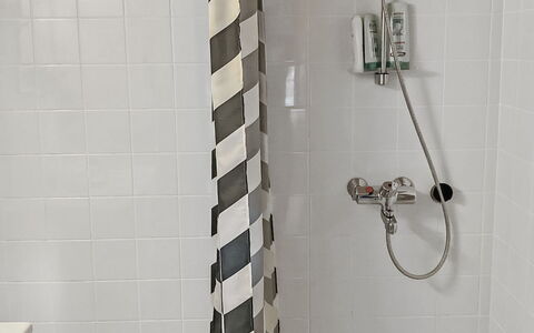 Rukakuru 47: Plumbing Fixture, Flooring, Bathroom, Floor, Interior Design, Plumbing, Shower Curtain, Tile, Room, Shower