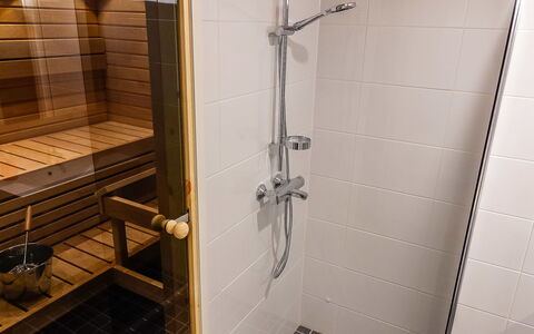 Skistar 105: Flooring, Wood, Floor, Bathroom, Plumbing Fixture, Interior Design, Plumbing, Tile, Shower, Shower Door