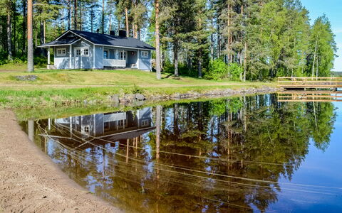 Piitterin Saunatupa: Tree, House, Bank, Cottage, Home, Reflection, Lake, Pond, Reservoir