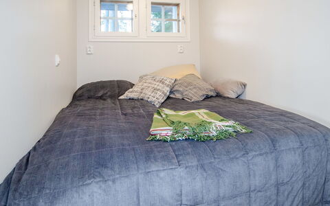 Piitterin Saunatupa: Bedroom, Bed, Bed Sheet, Bedding, Linens, Floor, Interior Design, Flooring, Furniture, Room