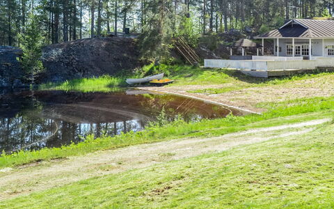 Piitterin Saunatupa: Tree, Natural Environment, Nature, Natural Landscape, Bank, Cottage, Pond, Reflection, Lake