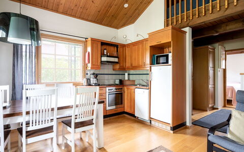 Tahkon Klubitie 2 B: Wood, Flooring, Floor, Furniture, Wood Flooring, Interior Design, Bunk Bed, Room, Wood Stain, Hardwood