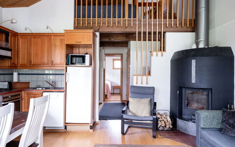 Tahkon Klubitie 2 B: Wood, Flooring, Floor, Furniture, Wood Flooring, Interior Design, Bunk Bed, Room, Wood Stain, Hardwood