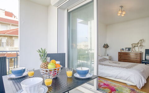 Océana: Table, Furniture, Property, Plant, Window, Azure, Building, Cabinetry, Textile, Chair