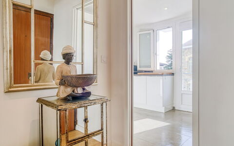 Océana: Property, Furniture, Window, Wood, Interior Design, Building, Floor, Shelving, Material Property
