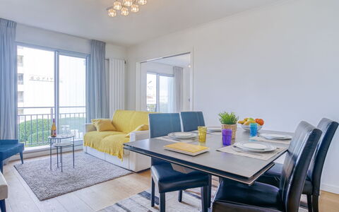 Océana: Table, Furniture, Property, Chair, Window, Couch, Blue, Wood, Interior Design